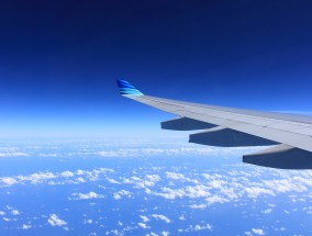 美国航空因技术问题停飞全国所有航班 盘前股价下挫5.5%